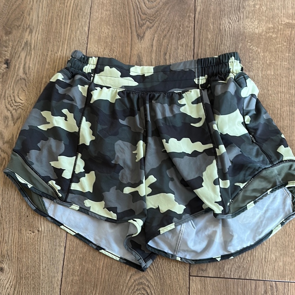 Lululemon Hotty Hot Low-Rise Lined Short 4"